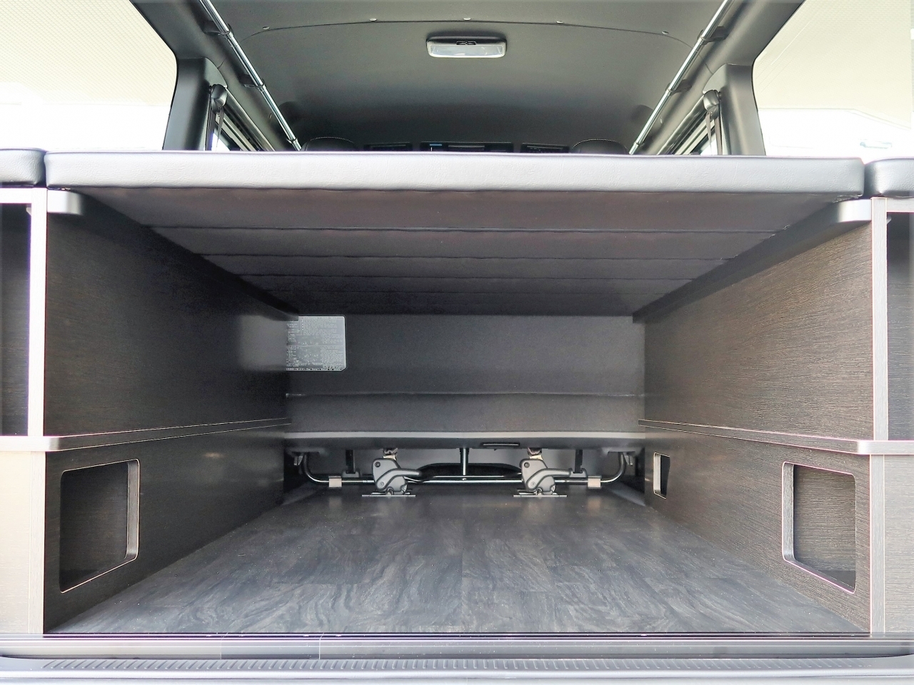 ハイエース ナローボディバン FD-BOXエントリーモデル【FD-BOX V01-N】 大きな荷物を積載するときにはベッドマットを上段に設置